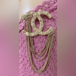 Authentic Chanel vintage pearl
brooch - Gem 💖